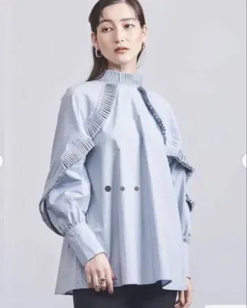마릴린 문 프릴이 달린 라이트 블루 긴팔 셔츠 새상품급