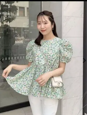 fitmore 핏모어 꽃무늬 페플럼 볼륨 슬리브 상의 그린