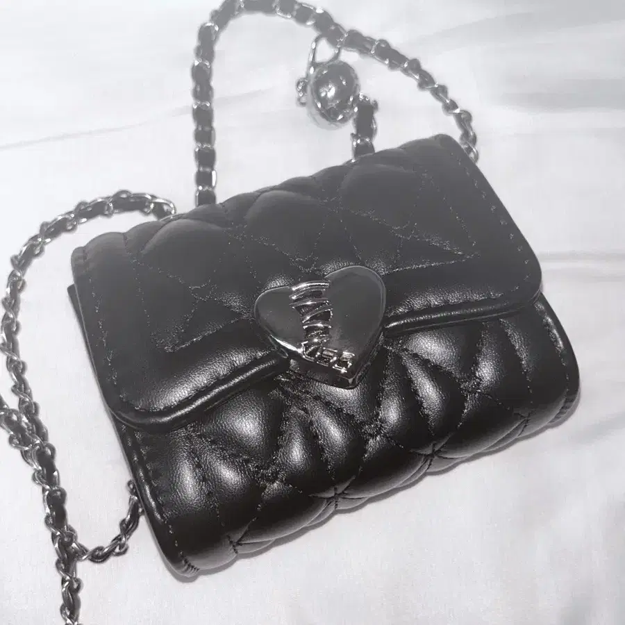 Idang Club Heart Chain Bag on Bunjang Global Site.