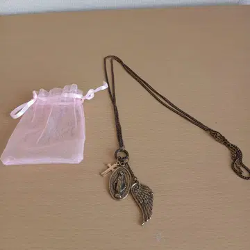 천사의 날개와 마리아 상 목걸이