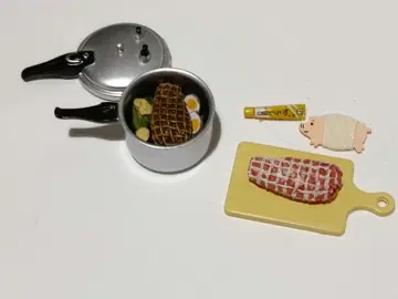 리멘트 뺨이 떨어질 듯한 찐 돼지 고기와 삶은 계란