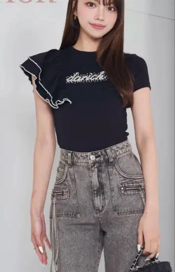 다리치 프릴 블랙 티셔츠