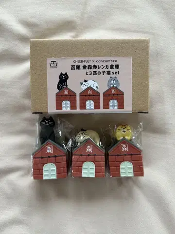 네이비 금색 벽돌 창고와 새끼 고양이 3마리 세트