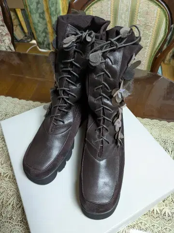 다크 브라운 플라워 장식 통굽 부츠