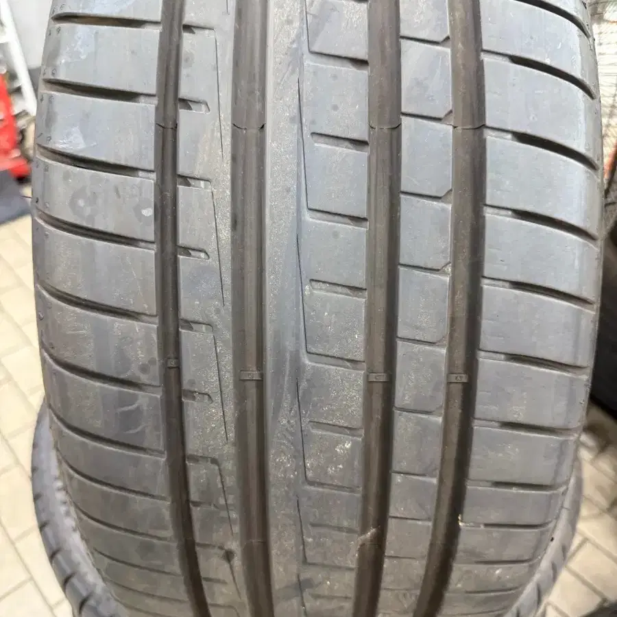 275 30 20 굿이어 중고타이어 2개팝니다.