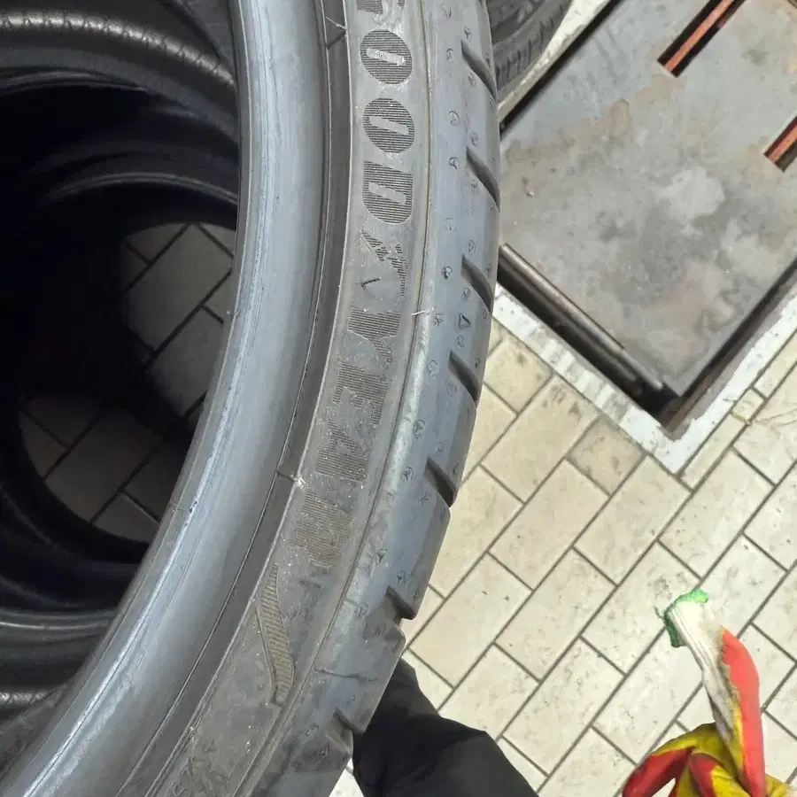 275 30 20 굿이어 중고타이어 2개팝니다.