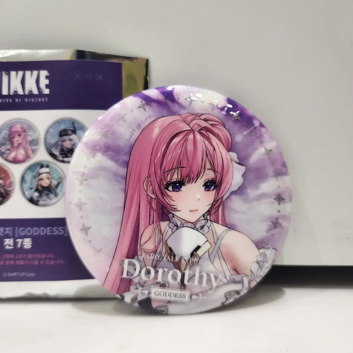 (새상품)승리의여신 니케 도로시 캔뱃지 NIKKE