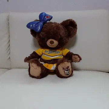 치어리더 의상을 입은 브라운 봉제 인형