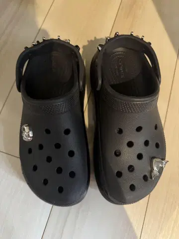 스터드가 달린 블랙 클로그 샌들