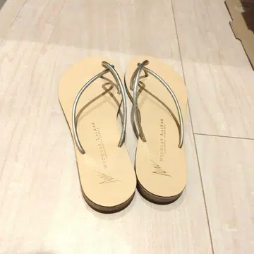 니콜라스 라이너스 베이지 샌들