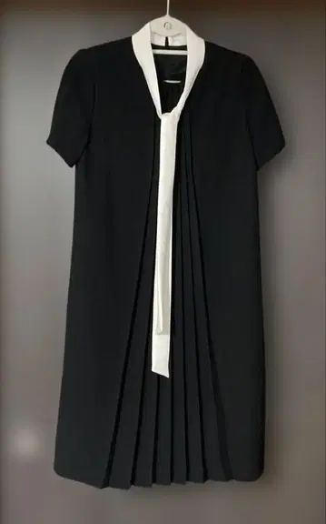 KARLLAGERFELDLIMITED EDITION 블랙 플리츠 원피스