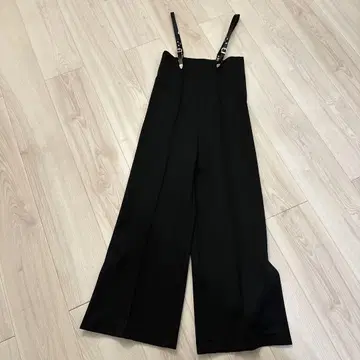 서스펜더가 있는 블랙 와이드 레그 팬츠