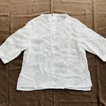 아티산 artisan 꽃무늬 자수 블라우스 면100% 백화점