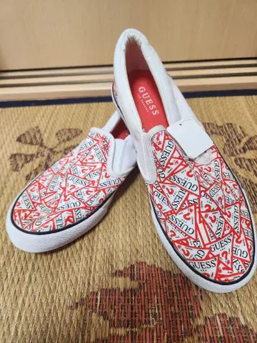 새상품 GUESS 슬립온 화이트/레드 게스 24cm