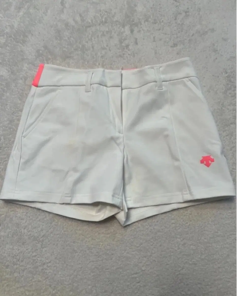 Descente Women's Golf Apparel Shorts