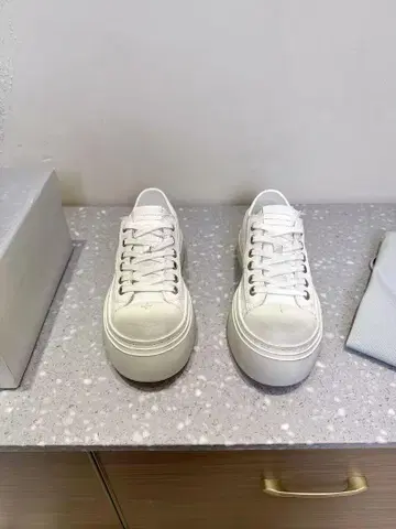 SMFK 화이트 스니커즈