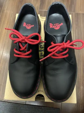 Dr. Martens 1461 블랙 한정판 레드 스트링 24cm