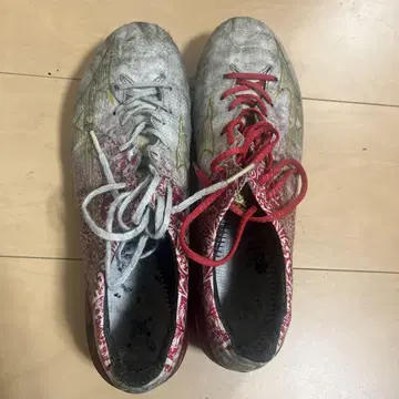 축구화 그레이/레드 패턴