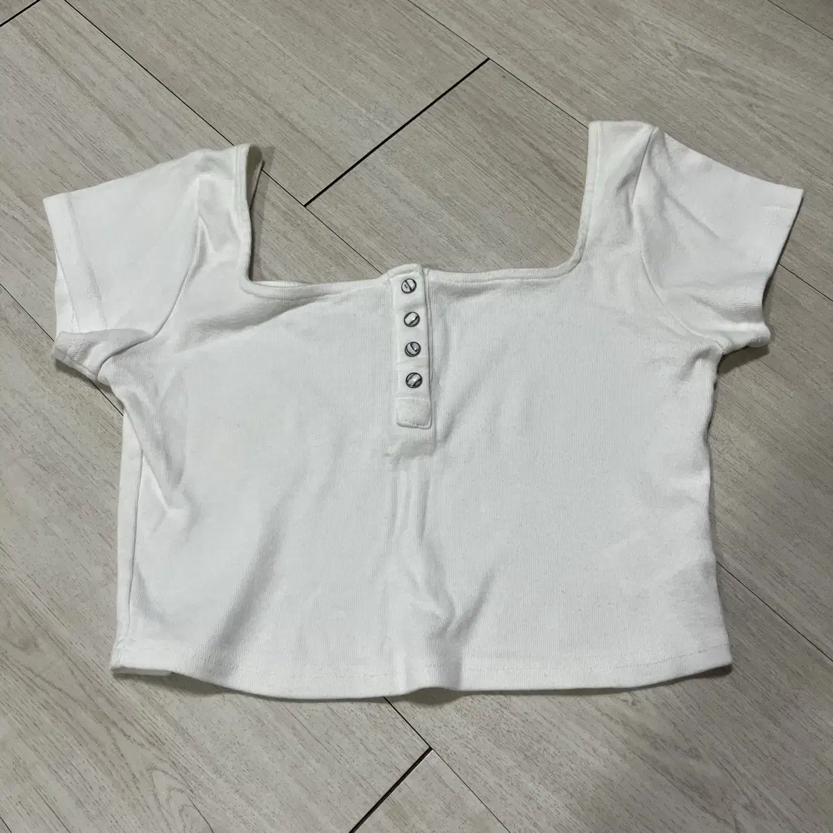 Curetty Button Crop Top