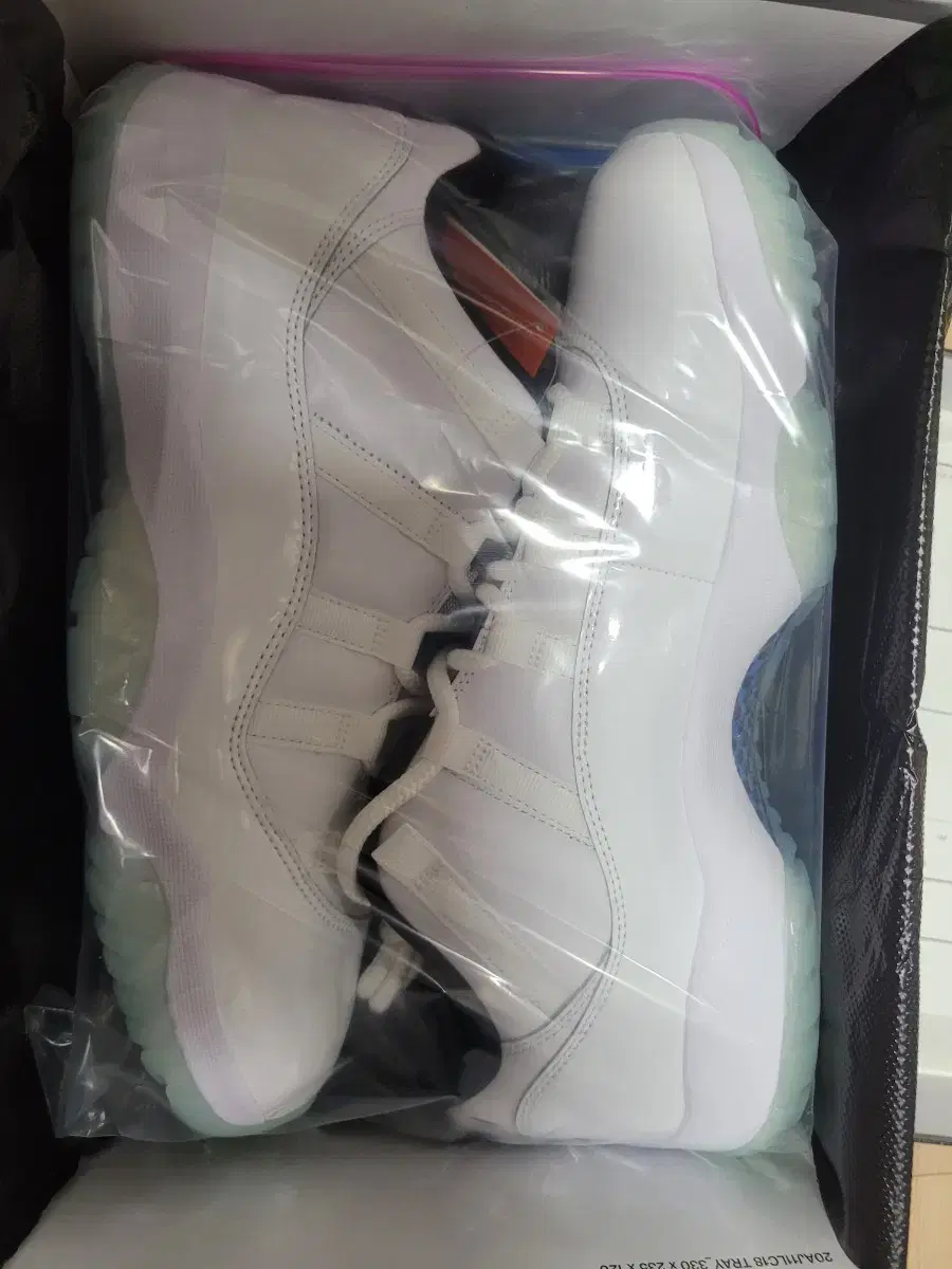 Jordan 11 Retro Low Legend Blue 290