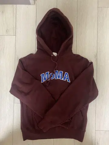 MoMA 로고 버건디 후드티 S 사이즈