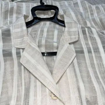 베이지 자켓 비침 있음