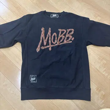 MOBB 블랙 맨투맨