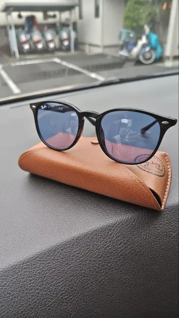 인기 RayBan 레이밴 RB4259F 라이트 블루 이이다 마사나리