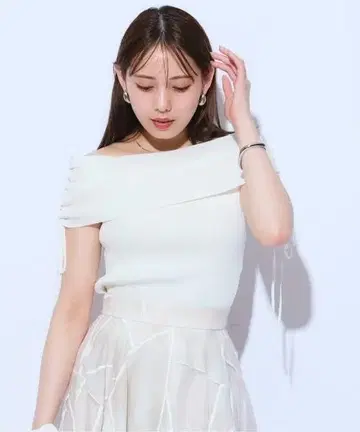 마이 스트라다의 오프 숄더 니트 화이트