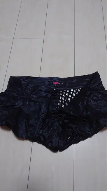 JSG 블랙 숏팬츠 M 사이즈 스터드 포함