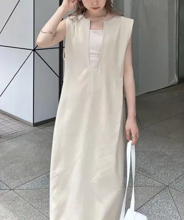 카프리 쉘 마쥬 U 스키퍼 스티치 원피스