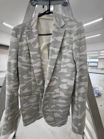 1 piu 1 uguale 3 카모플라주 테일러드 자켓