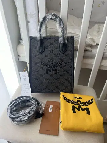 엠씨엠 블랙 숄더백
