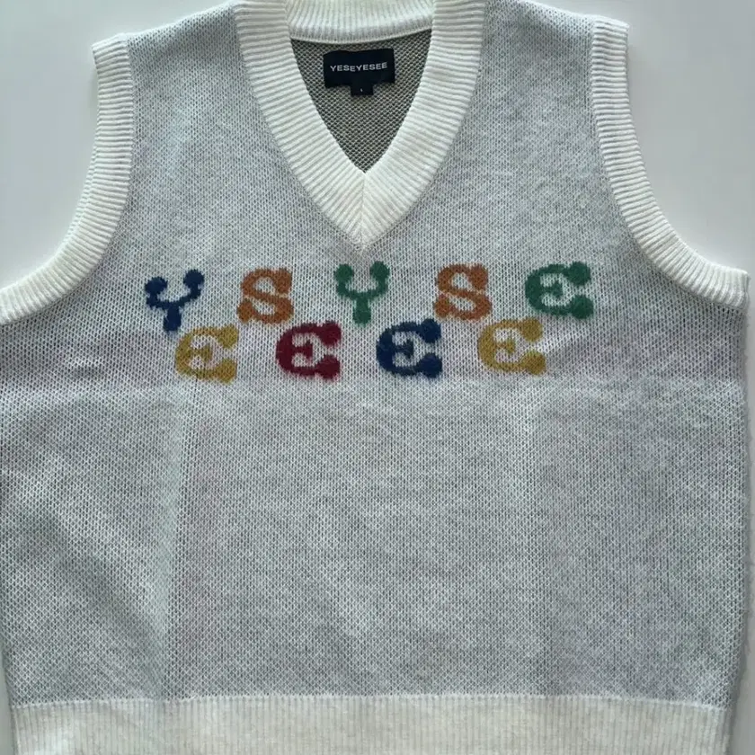 ★2022FW新作★YESEYESEE★Rainbow Knit Vest YESEYESEE KNIT VEST CREAM on Bunjang Global Site.