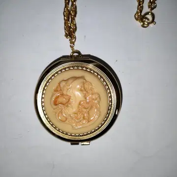 카메오 펜던트 (레브론 러브 패트, 파우더 케이스/거울 포함)