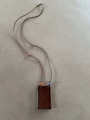 안리 쿠이 브라운 가죽 목걸이
