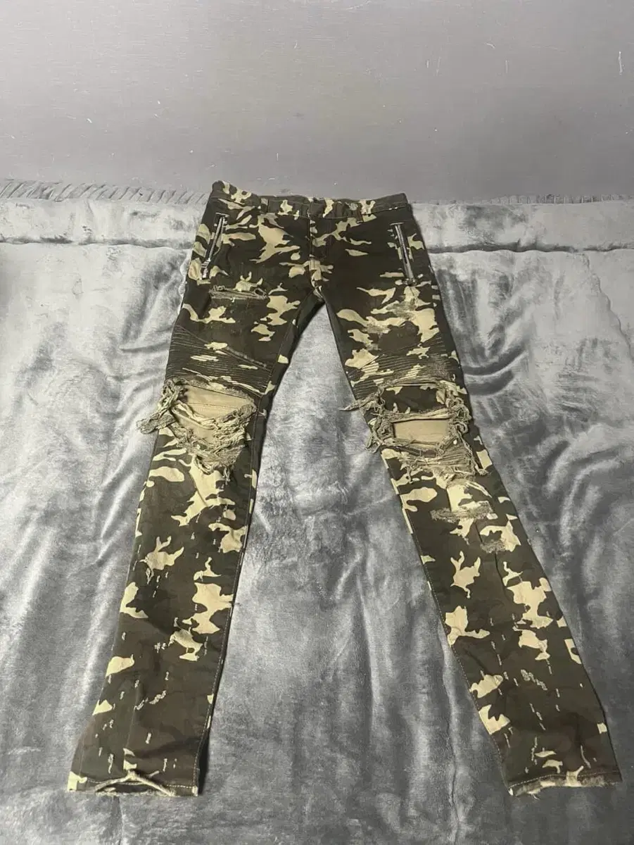 Authentic Balmain CAMO Camo Ripped Biker Jeans, Golden Size (28)