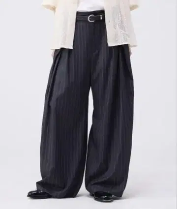 3TUCK WIDE BALLOON TROUSERS 2 네이비 스트라이프
