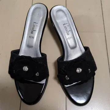 t.inaba 요시에 이나바 블랙 꽃 모티브 뮬 샌들 23.5cm
