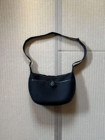 브래디 체스터 숄더 백 블랙 지퍼