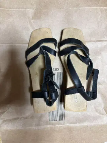 Trippen 트리픈 우드 밑창 블랙 가죽 샌들 36
