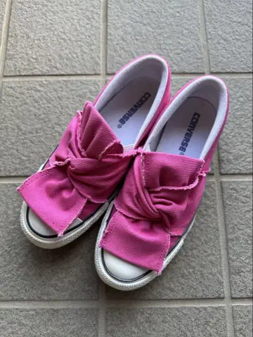 CONVERSE 리본 포함 핑크 스니커즈