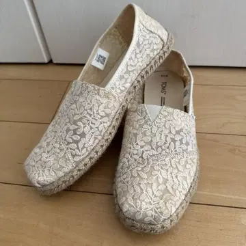 TOMS 베이지 레이스 슬립온 7.5