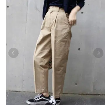 프레임워크 베이지 턱이 있는 치노 팬츠 36