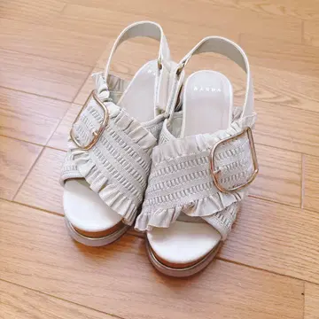 아이보리 프릴 디자인 샌들 M 사이즈 란다