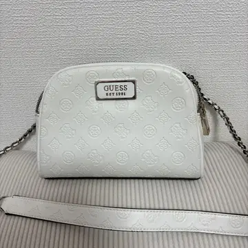 GUESS 엠보싱 가공 숄더백 화이트