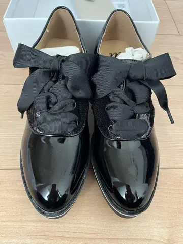 MADAM MINA 블랙 에나멜 신발