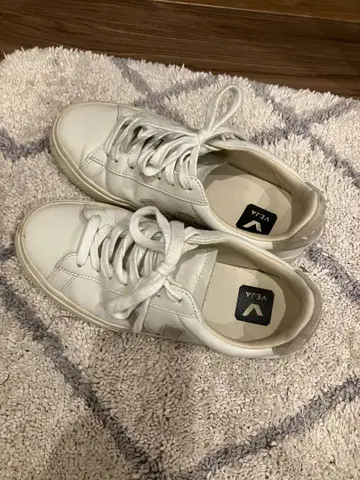 VEJA 화이트 가죽 스니커즈 23cm