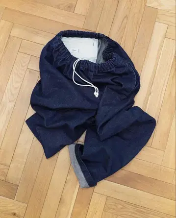 위안 릴랙스 탭 인디고 데님 팬츠