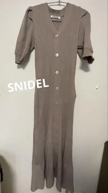 SNIDEL 프론트 버튼 리브 니트 원피스
